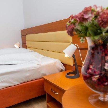 Hotel Sir Colentina Bucureşti Ngoại thất bức ảnh